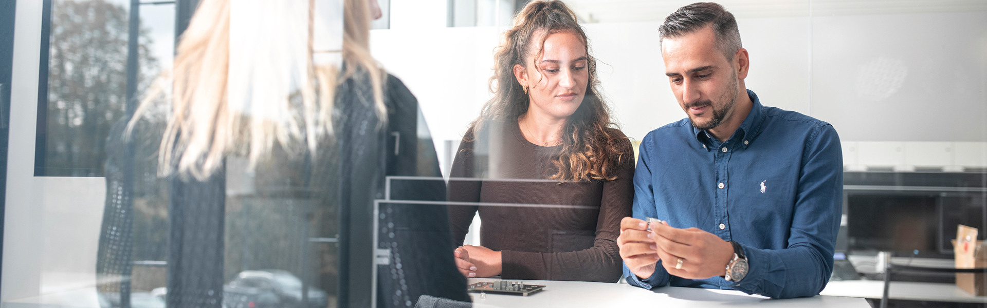 ICS employees are in a meeting room in a consultation on Powerelements 1920x600px